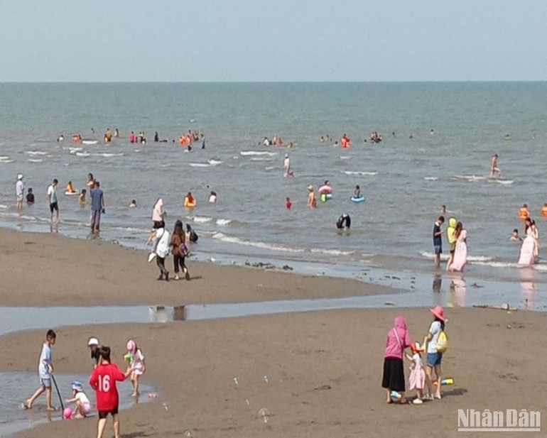 Bãi biển Cồn Vành khá thoải, nước trong, nên nhiều năm nay trở thành địa điểm lý tưởng cho người dân trong tỉnh dịp nghỉ lễ.