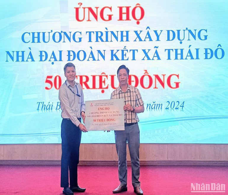 Trao kinh phí hỗ trợ xây dựng nhà Đại đoàn kết cho gia đình chính sách xã Thái Đô.