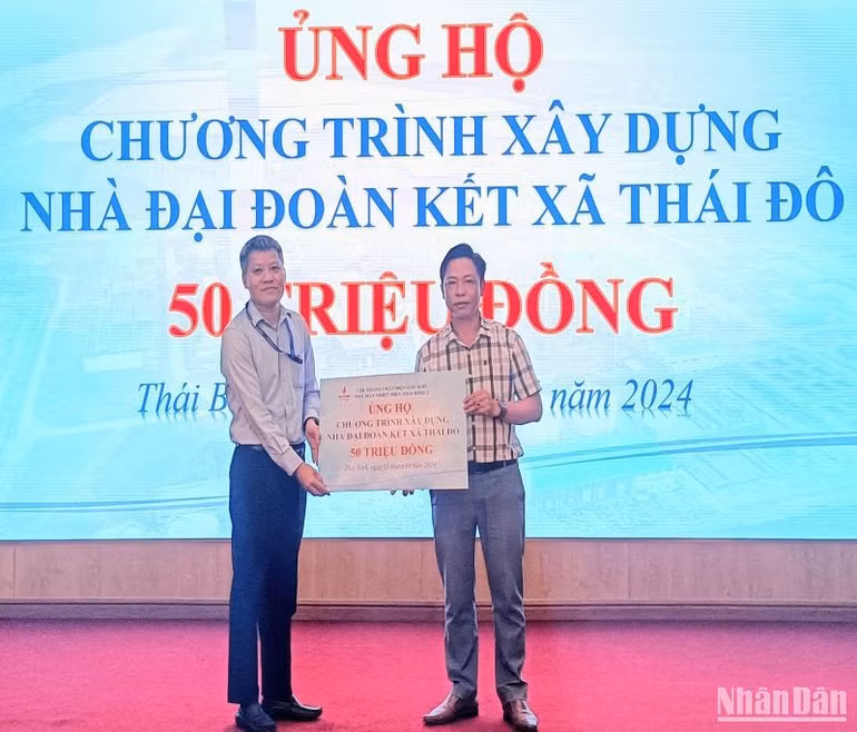 Trao kinh phí hỗ trợ xây dựng nhà Đại đoàn kết cho gia đình chính sách xã Thái Đô.