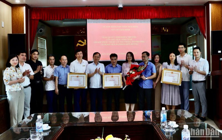 Trao Bằng khen của Ủy ban nhân dân tỉnh Thái Bình cho kíp phẫu thuật tại Bệnh viện đa khoa huyện Kiến Xương.