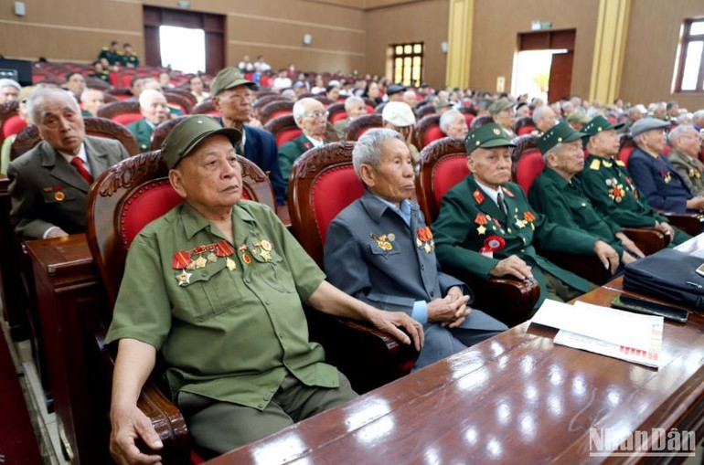 70 đại biểu là chiến sĩ Điện Biên, Thanh niên xung phong, Dân công hỏa tuyến tham dự buổi gặp mặt.