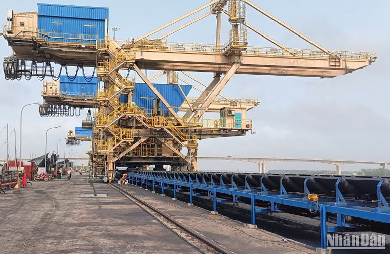 Cảng trung chuyển than phục vụ hoạt động cho 2 tổ máy.