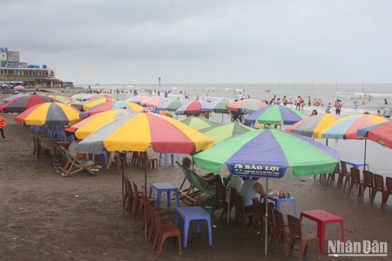 Mặc dù đã được cảnh báo về sự nguy hiểm của rất nhiều hố sụt ven bờ, nhưng trong chiều 28/4 vẫn có hàng nghìn người đổ về Cồn Vành tắm biển.
