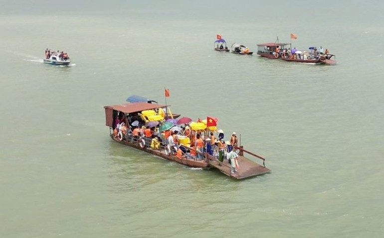 Lễ rước nước trên sông Hồng tạo nên nét văn hóa đặc sắc cho Lễ hội Bổng Điền. (Ảnh: TIÊN DUNG)