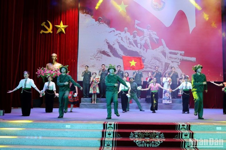 Các tiết mục văn nghệ đặc sắc ca ngợi quê hương, đất nước; ca ngợi hình ảnh chiến sĩ Điện Biên được trình diễn trong buổi gặp mặt.