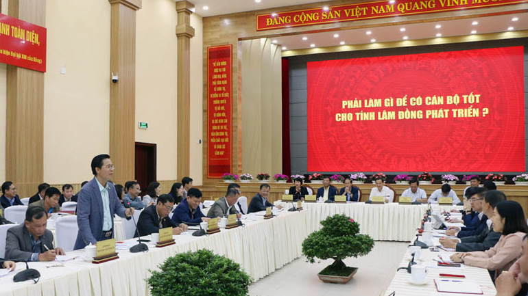 Đại biểu phát biểu ý kiến tại buổi gặp mặt.