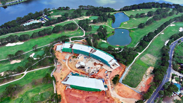 Toàn cảnh công trình không phép, sai phép tòa nhà câu lạc bộ golf tại sân golf Đà Lạt.