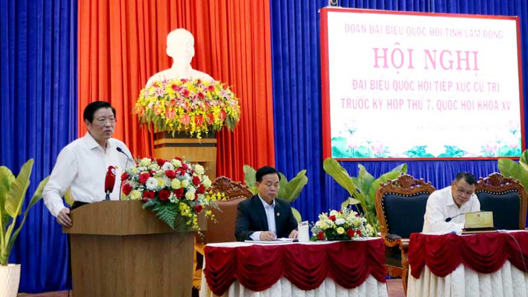 Đồng chí Phan Đình Trạc đánh giá cao những ý kiến tâm huyết, trách nhiệm của cử tri thành phố Đà Lạt và giải trình những vấn đề cử tri quan tâm.