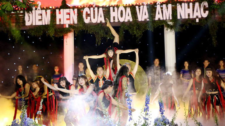 Tiết mục nghệ thuật mang âm hưởng Tây Nguyên tại đêm khai mạc.