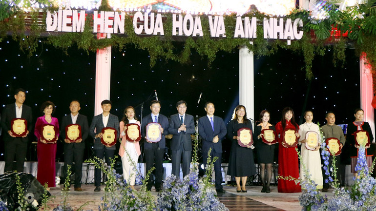 Quyền Bí thư Tỉnh ủy Lâm Đồng Nguyễn Thái Học và Phó Chủ tịch Ủy ban nhân dân tỉnh Võ Ngọc Hiệp trao biểu trưng tặng các cơ quan, doanh nghiệp đồng hành Tuần lễ vàng du lịch Lâm Đồng năm 2024.