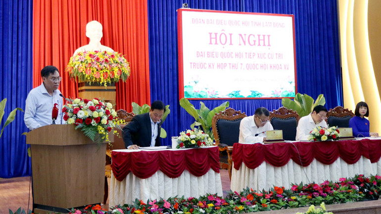 Phó Chủ tịch Ủy ban nhân dân tỉnh Lâm Đồng Võ Ngọc Hiệp giải trình ý kiến kiến nghị của cử tri về các nội dung thuộc thẩm quyền.