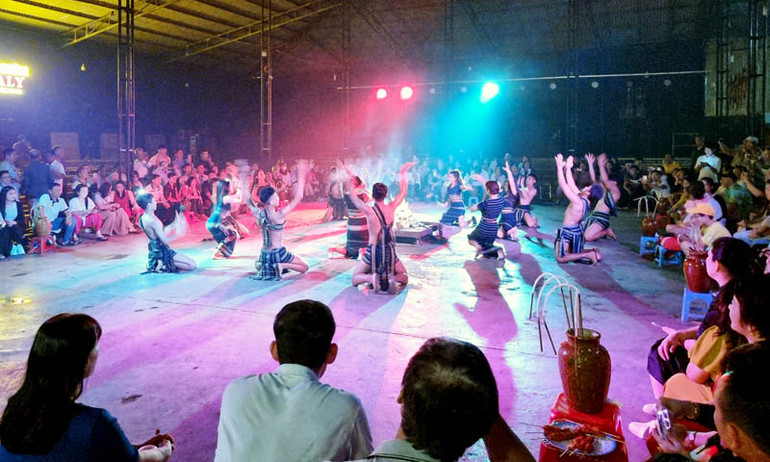 Du khách trải nghiệm văn hóa dân tộc bản địa Lâm Đồng.