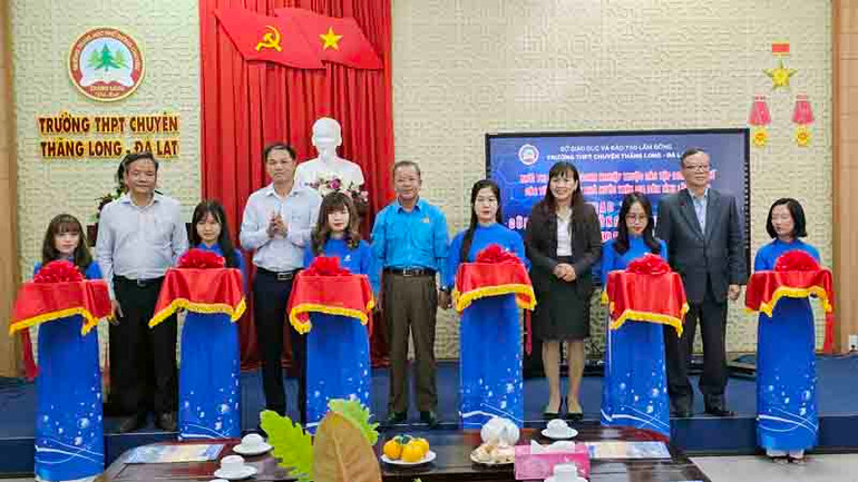 Các đại biểu thực hiện nghi thức khai trương phòng học thông minh tại Trường trung học phổ thông chuyên Thăng Long - Đà Lạt.