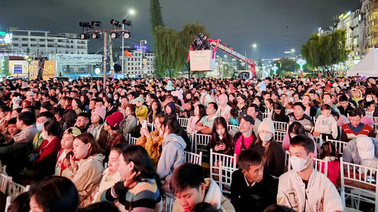 Đông đảo người dân địa phương và du khách đến với đêm khai mạc Tuần lễ vàng du lịch Lâm Đồng năm 2024.