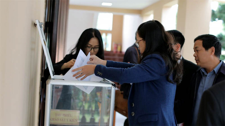 Các đại biểu gửi phiếu khảo sát lấy ý kiến.