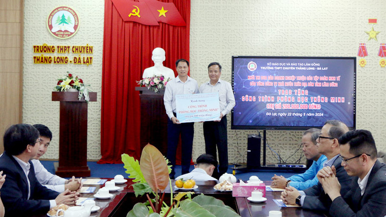 Thay mặt Khối thi đua, ông Hồ Quang Huệ, Giám đốc Viễn thông Lâm Đồng (bên trái), trao tặng công trình phòng học thông minh cho Trường trung học phổ thông chuyên Thăng Long - Đà Lạt.