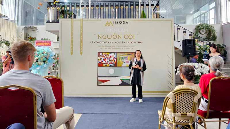 Họa sĩ Nguyễn Thị Kim Thái chia sẻ tại triển lãm "Nguồn cội".