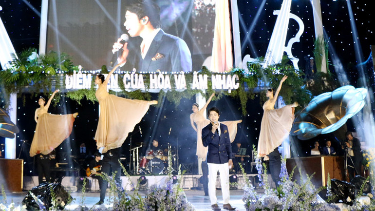 Ca sĩ Lân Nhã với những ca khúc nồng nàn mùa hạ và phố núi Đà Lạt.