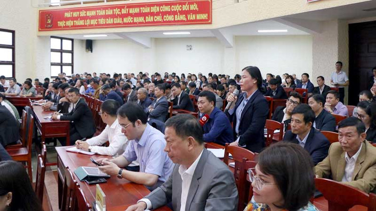 Cử tri thành phố Đà Lạt phát biểu ý kiến tại buổi tiếp xúc.