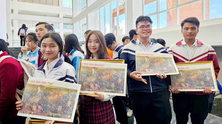 Học sinh xuất sắc tỉnh Lâm Đồng hào hứng khi được tặng tranh panorama "Chiến dịch Điện Biên Phủ".