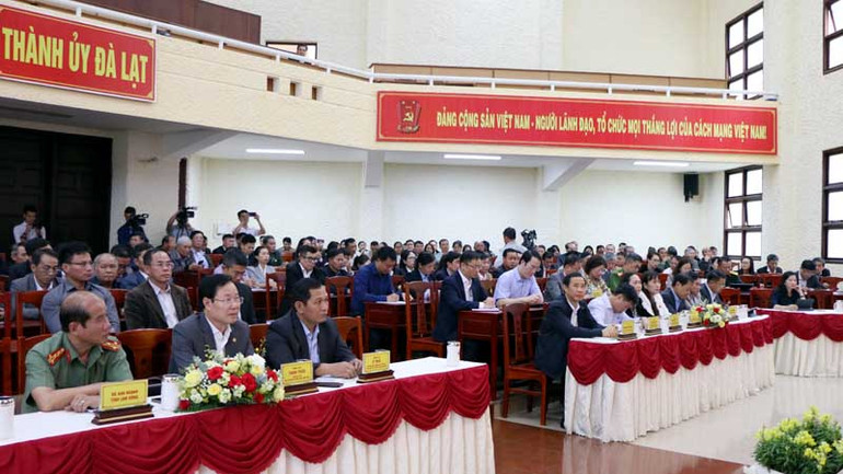 Quang cảnh buổi tiếp xúc cử tri.