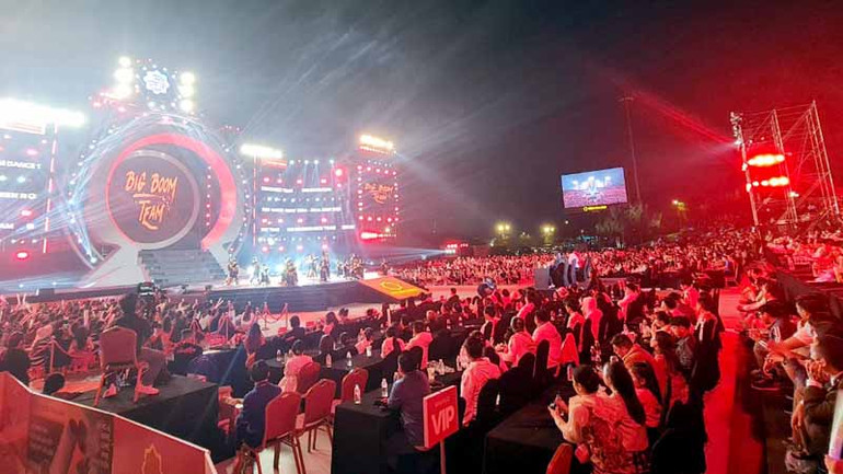 Dalat Best Dance Crew 2024 - Hoa Sen Home International Cup tại Quảng trường Lâm Viên, thành phố Đà Lạt, thu hút hơn 32 nghìn khán giả. Dalat Best Dance Crew 2024 - Hoa Sen Home International Cup tại Quảng trường Lâm Viên, thành phố Đà Lạt, thu hút hơn 32 nghìn khán giả.