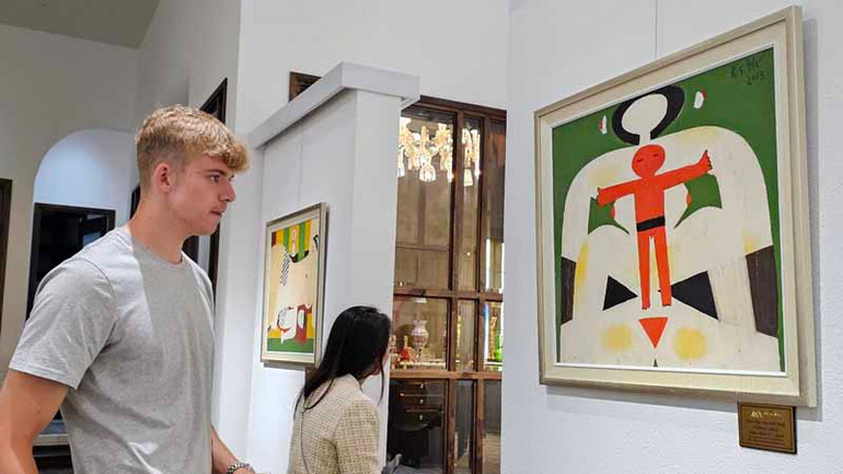 Du khách nước ngoài đến với triển lãm "Nguồn cội".