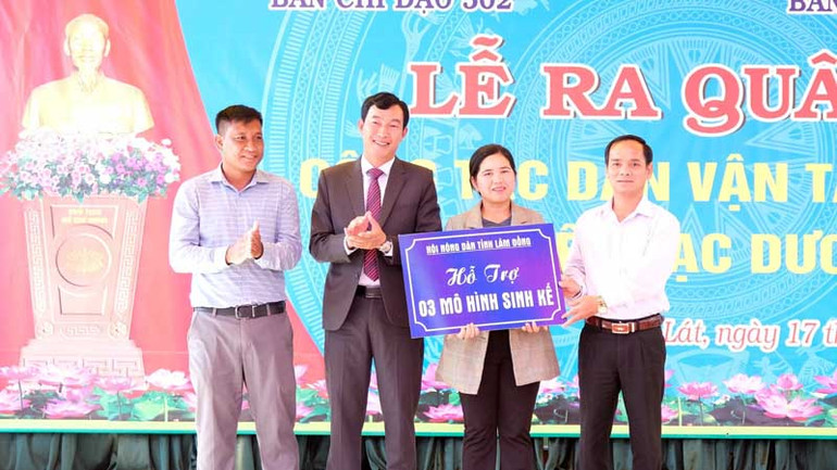 Hội Nông dân tỉnh Lâm Đồng trao biểu trưng hỗ trợ mô hình sinh kế tại lễ ra quân làm công tác dân vận.