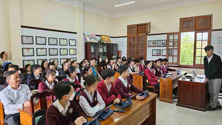 Các đại biểu cùng học sinh trải nghiệm phòng học thông minh đầu tiên tại Lâm Đồng.