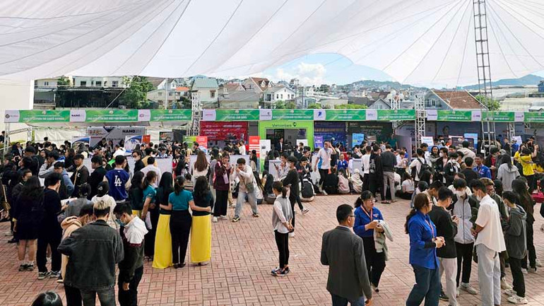 "Ngày hội việc làm - kết nối doanh nghiệp năm 2024” thu hút hơn 70 doanh nghiệp và hơn 3.000 vị trí việc làm.