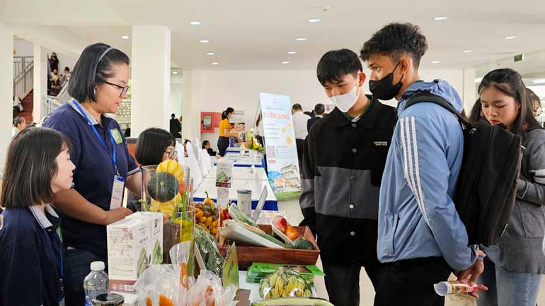 Gian hàng giới thiệu sản phẩm tại “Ngày hội việc làm - kết nối doanh nghiệp năm 2024”.