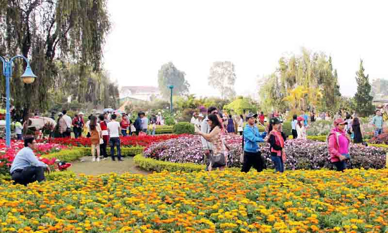 Du khách trải nghiệm thành phố ngàn hoa Đà Lạt.