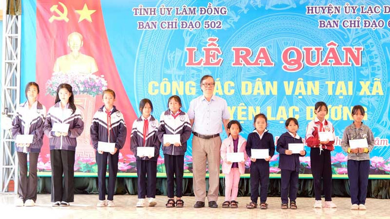 Trao quà tặng các học sinh vượt khó học giỏi tại lễ ra quân làm công tác dân vận.