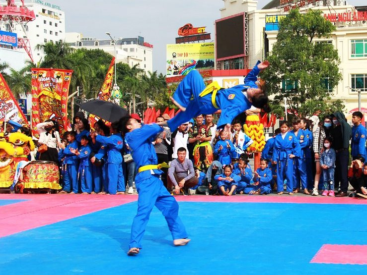 Phần thi "tự vệ nữ". Phần thi "tự vệ nữ".