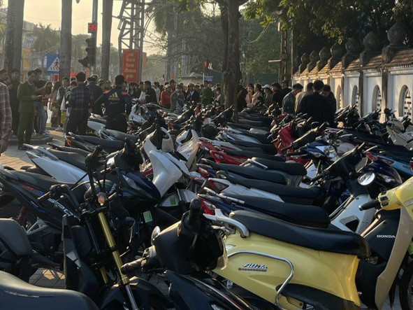 Công an tạm giữ hàng trăm phương tiện để xử lý vi phạm Luật giao thông đường bộ.