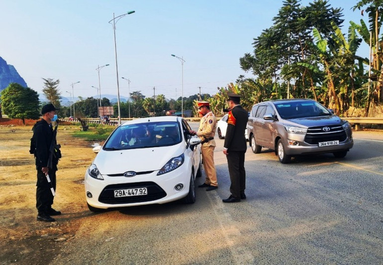 Lực lượng Công an kiểm tra nồng độ cồn người điều khiển phương tiện giao thông trên đường Hồ Chí Minh.