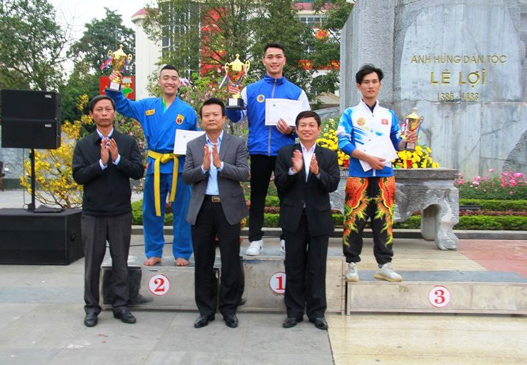 Ban Tổ chức trao tặng Cúp cho các câu lạc bộ Nhất, Nhì, Ba toàn đoàn. Ban Tổ chức trao tặng Cúp cho các câu lạc bộ Nhất, Nhì, Ba toàn đoàn.