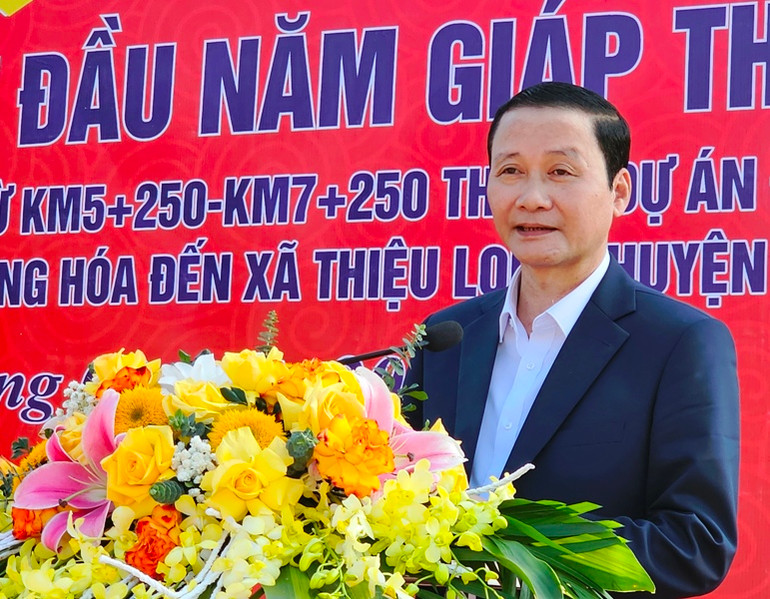 Chủ tịch Ủy ban nhân dân tỉnh Thanh Hóa phát biểu giao nhiệm vụ tại lễ ra quân.