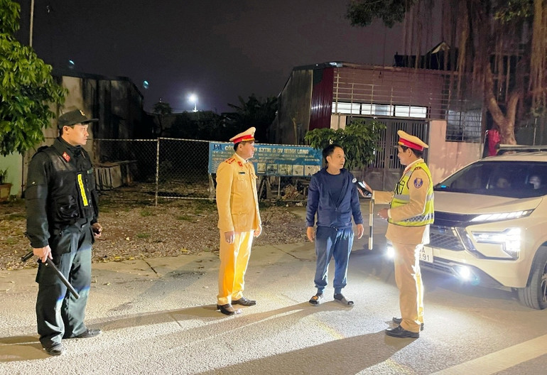 Lực lượng Công an tuần tra, kiểm soát trên các tuyến giao thông trọng điểm.