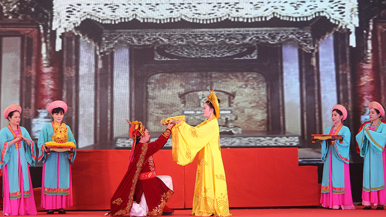 Các nghệ sĩ tái hiện cảnh Thái hậu Dương Vân Nga trao áo hoàng bào cho tướng quân Lê Hoàn cầm quân chống giặc ngoại xâm. Các nghệ sĩ tái hiện cảnh Thái hậu Dương Vân Nga trao áo hoàng bào cho tướng quân Lê Hoàn cầm quân chống giặc ngoại xâm.