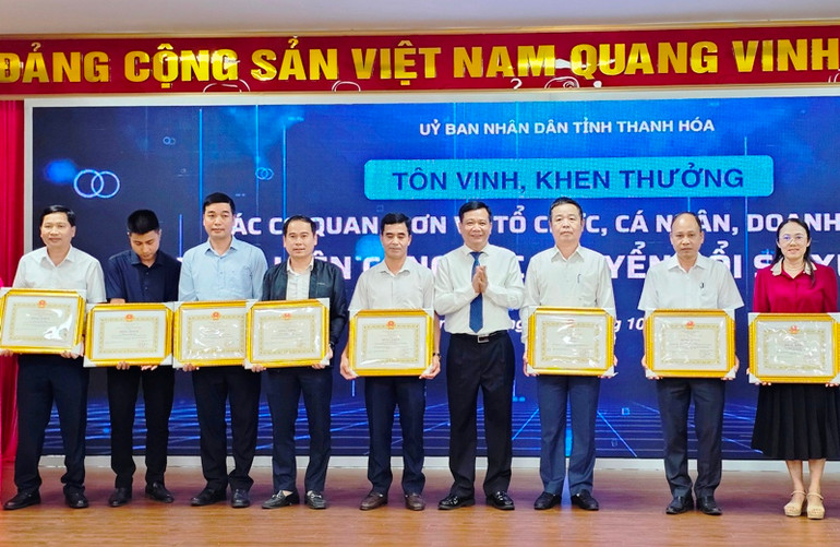 Ủy ban nhân dân tỉnh Thanh Hóa tặng Bằng khen cho các tập thể, cá nhân có thành tích xuất sắc trong chuyển đổi số. Ủy ban nhân dân tỉnh Thanh Hóa tặng Bằng khen cho các tập thể, cá nhân có thành tích xuất sắc trong chuyển đổi số.