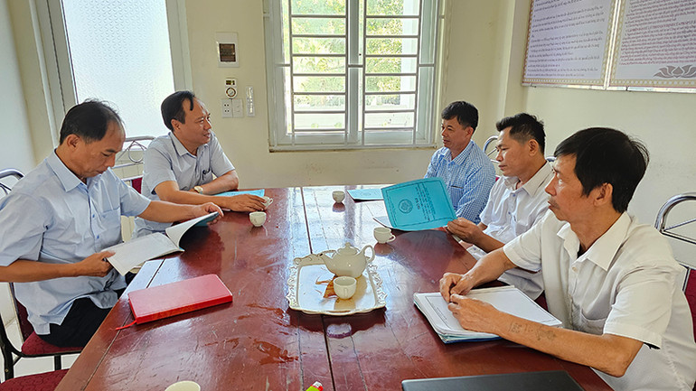 Cán bộ xã Hoằng Trường, huyện Hoằng Hóa họp giao ban định kỳ.