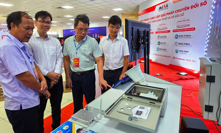 Cán bộ huyện Hoằng Hóa tham quan, lựa chọn sản phẩm số. Cán bộ huyện Hoằng Hóa tham quan, lựa chọn sản phẩm số.