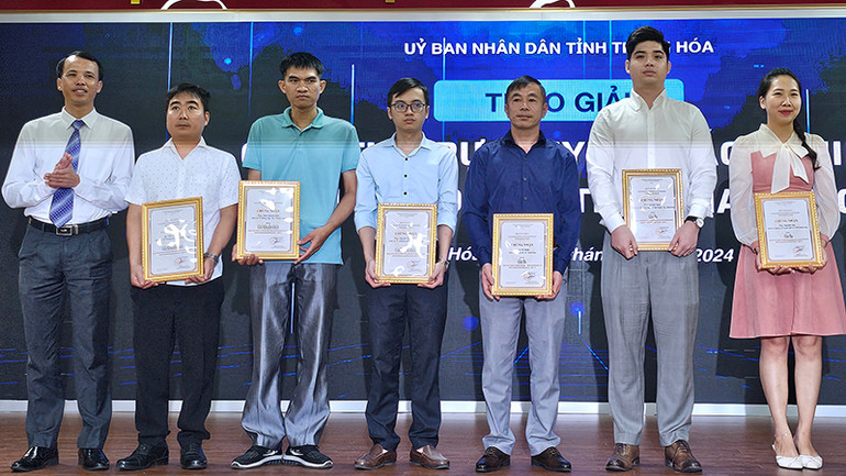 Lãnh đạo Sở Thông tin và Truyền thông tỉnh Thanh Hóa trao Giấy khen cho các cá nhân đoạt giải Cuộc thi trực tuyến tìm hiểu về chuyển đổi số. Lãnh đạo Sở Thông tin và Truyền thông tỉnh Thanh Hóa trao Giấy khen cho các cá nhân đoạt giải Cuộc thi trực tuyến tìm hiểu về chuyển đổi số.