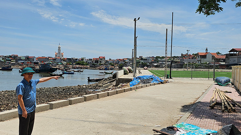 Xã đảo Nghi Sơn được đầu tư lấn biển làm đường ra bến cá, sân bóng đá.