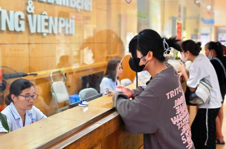 Người dân thực hiện các thủ tục khám, chữa bệnh tại Bệnh viện Nhi Thanh Hóa. Người dân thực hiện các thủ tục khám, chữa bệnh tại Bệnh viện Nhi Thanh Hóa.