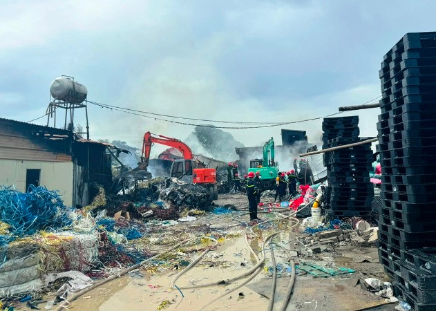 Vụ cháy dần bị khống chế, dập tắt.