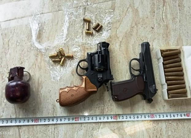 Vũ khí nóng phát hiện, thu giữ tại nhà đối tượng.