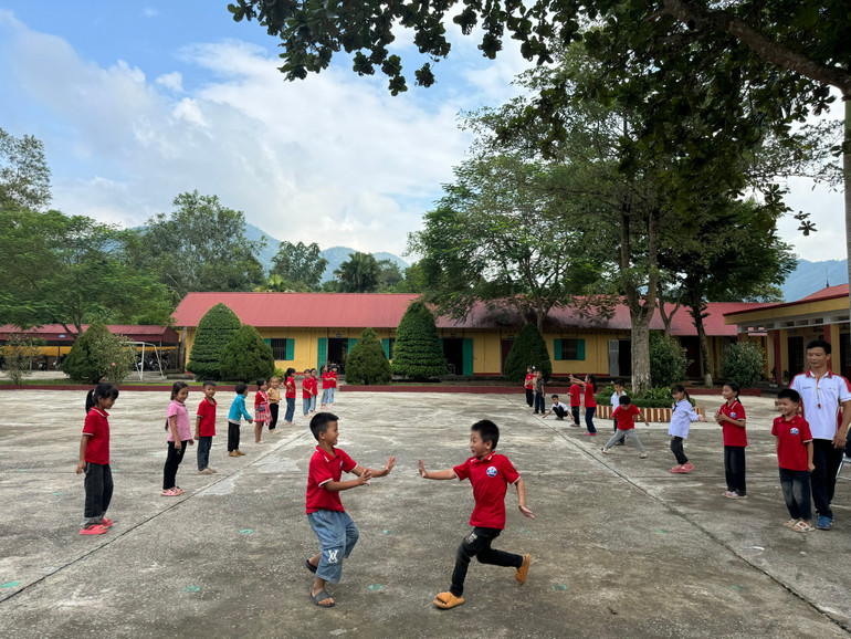 Giờ hoạt động ngoài trời của thầy giáo và học sinh Trường tiểu học Nghĩa Tâm, xã Nghĩa Tâm, huyện Văn Chấn, tỉnh Yên Bái.