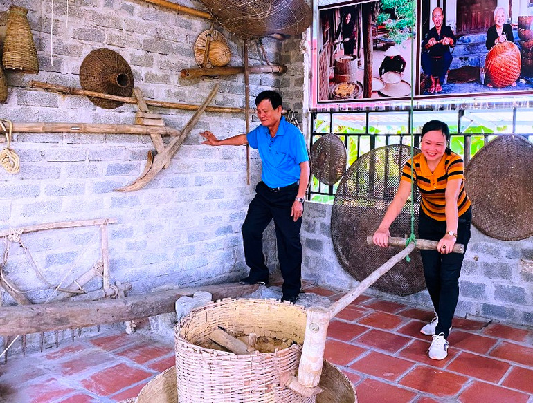 Du khách hứng thú trải nghiệm xay lúa, giã gạo truyền thống.